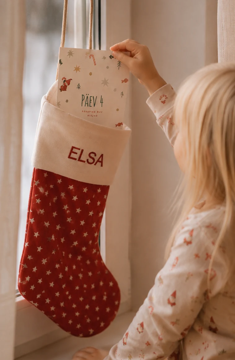Laps vaatab sussi, kus ootab Ruu kiri